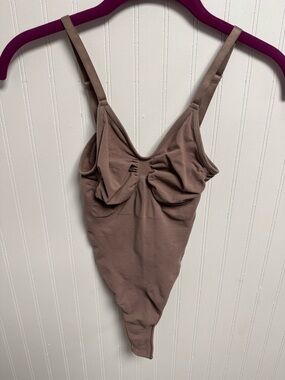 SKIMS SEAMLESS SCULPT THONG BODYSUIT NWOT UMBER S/M